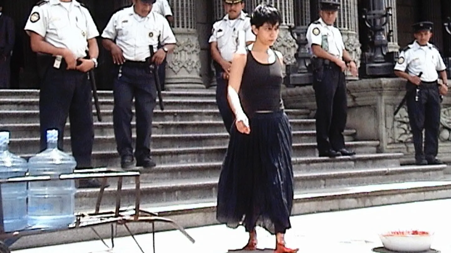 ¿Quién Puede Borrar las Huellas? by Regina José Galindo