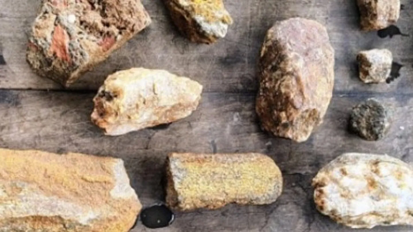 a performance with stones by Veronica Cerrotta