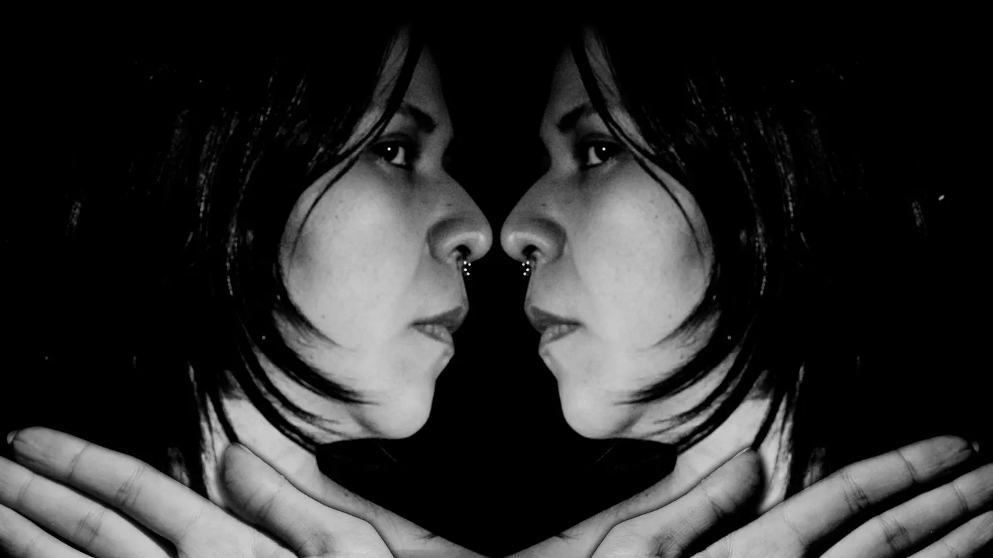 Identidad de humo by Alejandra Montoya