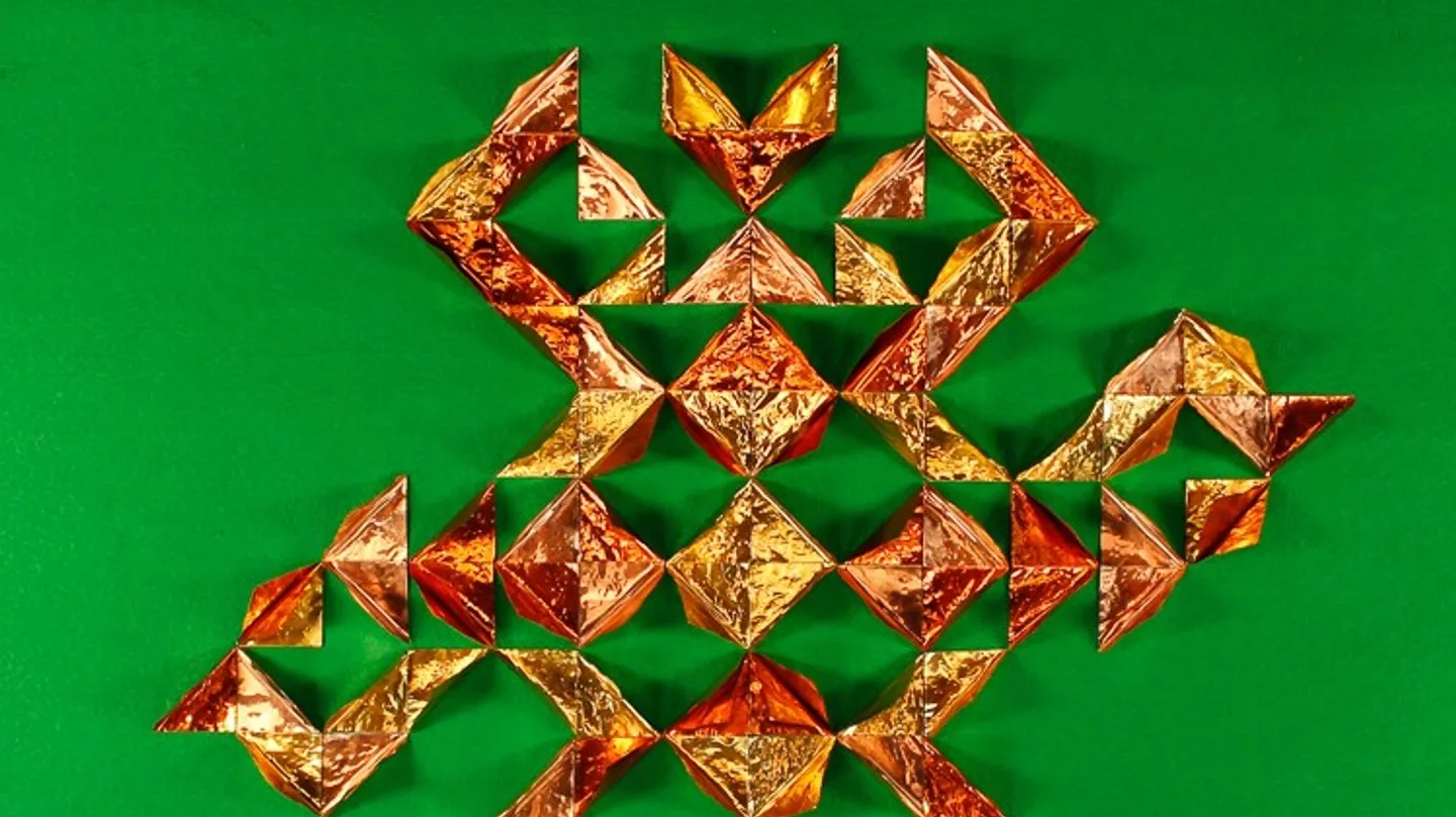 Arriba es abajo como el Sol es a la Luna by Amalia Valdés